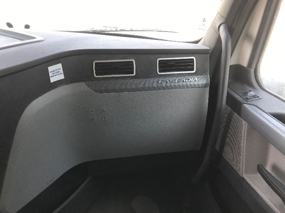 Sleeper Tractor-Heavy Duty Tractors-Freightliner-2020-T12664ST-Houston-TX-249,794\n\t\tmiles-$ 76,500 - Image 14