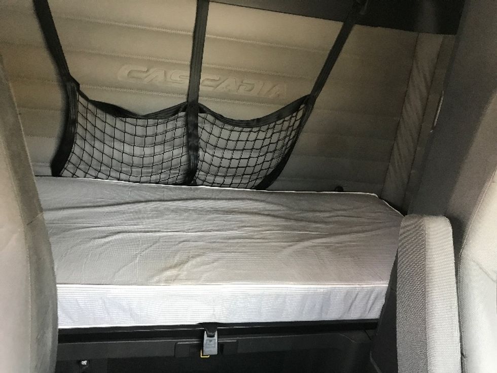 Sleeper Tractor-Heavy Duty Tractors-Freightliner-2020-T12664ST-Houston-TX-249,794\n\t\tmiles-$ 76,500 - Image 16