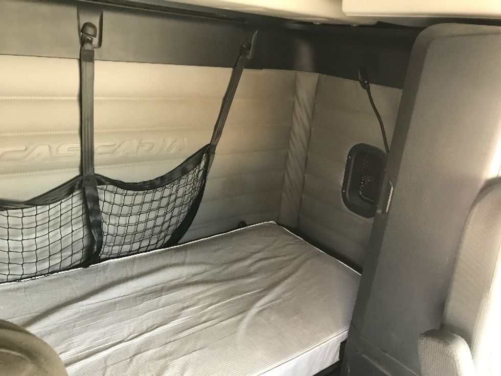 Sleeper Tractor-Heavy Duty Tractors-Freightliner-2020-T12664ST-Houston-TX-249,794\n\t\tmiles-$ 76,500 - Image 17