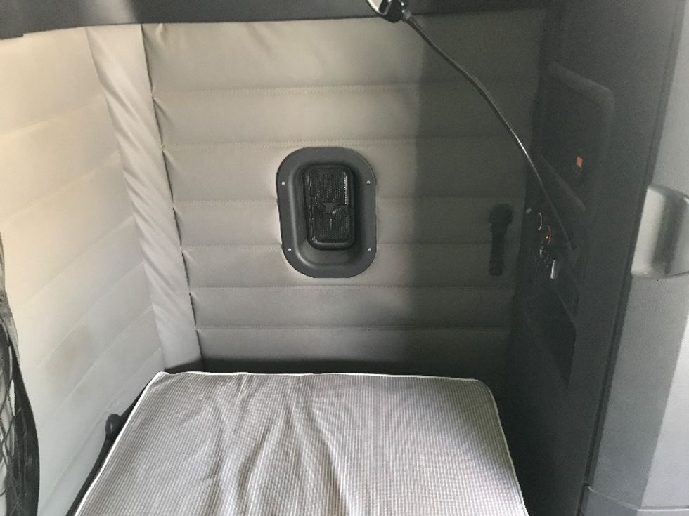 Sleeper Tractor-Heavy Duty Tractors-Freightliner-2020-T12664ST-Houston-TX-249,794\n\t\tmiles-$ 76,500 - Image 18