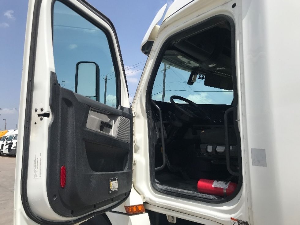 Sleeper Tractor-Heavy Duty Tractors-Freightliner-2020-T12664ST-Houston-TX-249,794\n\t\tmiles-$ 76,500 - Image 9