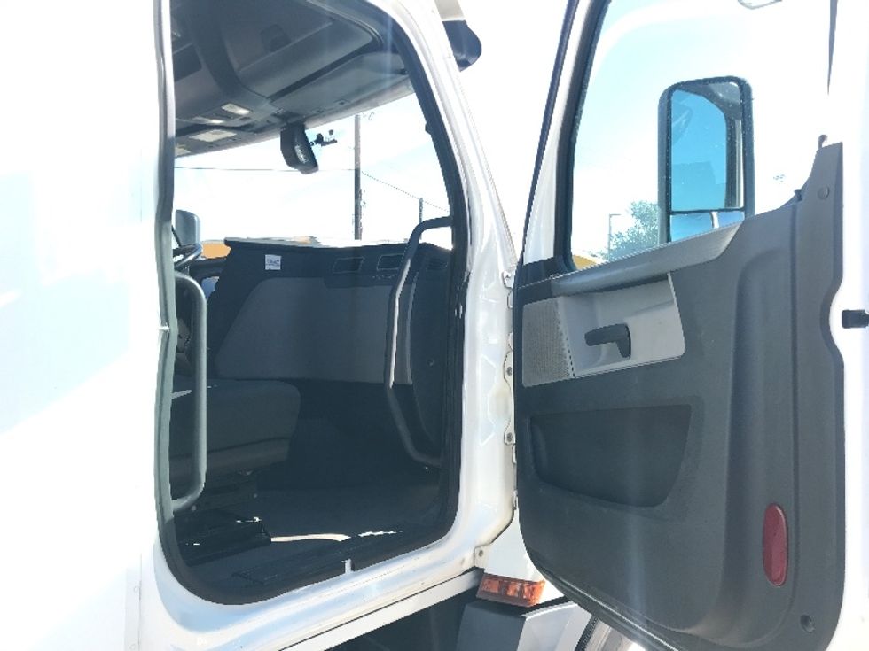 Sleeper Tractor-Heavy Duty Tractors-Freightliner-2020-T12664ST-Houston-TX-260,896\n\t\tmiles-$ 81,250 - Image 13