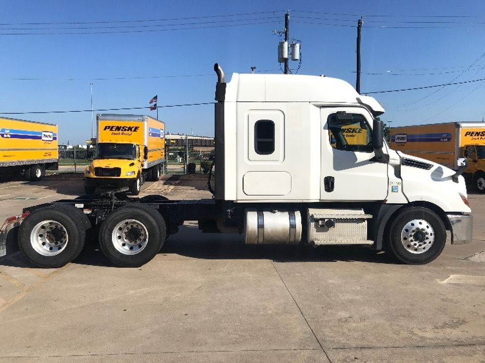 Sleeper Tractor-Heavy Duty Tractors-Freightliner-2020-T12664ST-Houston-TX-260,896\n\t\tmiles-$ 81,250 - Image 8