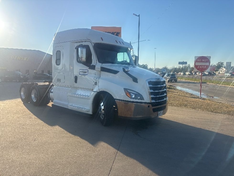 Sleeper Tractor-Heavy Duty Tractors-Freightliner-2020-T12664ST-Houston-TX-284,493\n\t\tmiles-$ 68,500 - Image 1