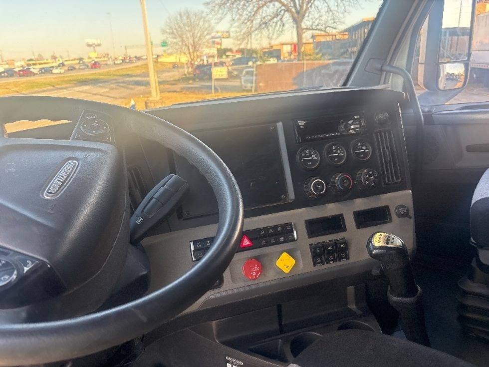 Sleeper Tractor-Heavy Duty Tractors-Freightliner-2020-T12664ST-Houston-TX-284,493\n\t\tmiles-$ 68,500 - Image 11