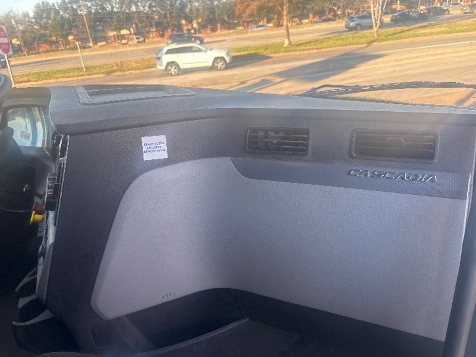 Sleeper Tractor-Heavy Duty Tractors-Freightliner-2020-T12664ST-Houston-TX-284,493\n\t\tmiles-$ 68,500 - Image 13