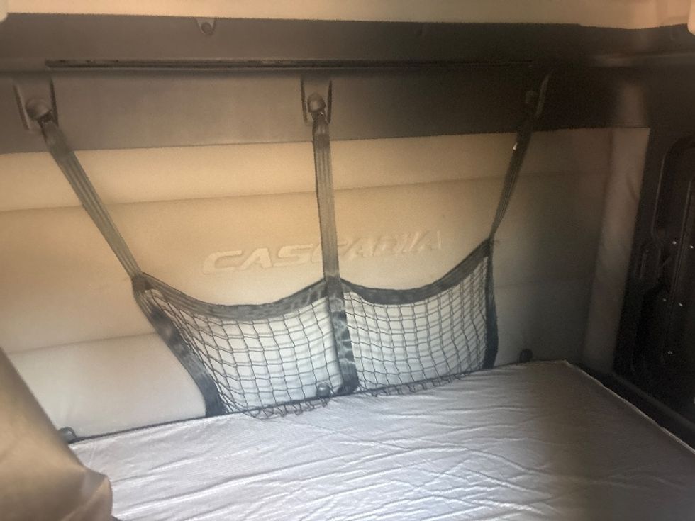 Sleeper Tractor-Heavy Duty Tractors-Freightliner-2020-T12664ST-Houston-TX-284,493\n\t\tmiles-$ 68,500 - Image 15