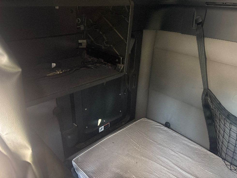 Sleeper Tractor-Heavy Duty Tractors-Freightliner-2020-T12664ST-Houston-TX-284,493\n\t\tmiles-$ 68,500 - Image 17