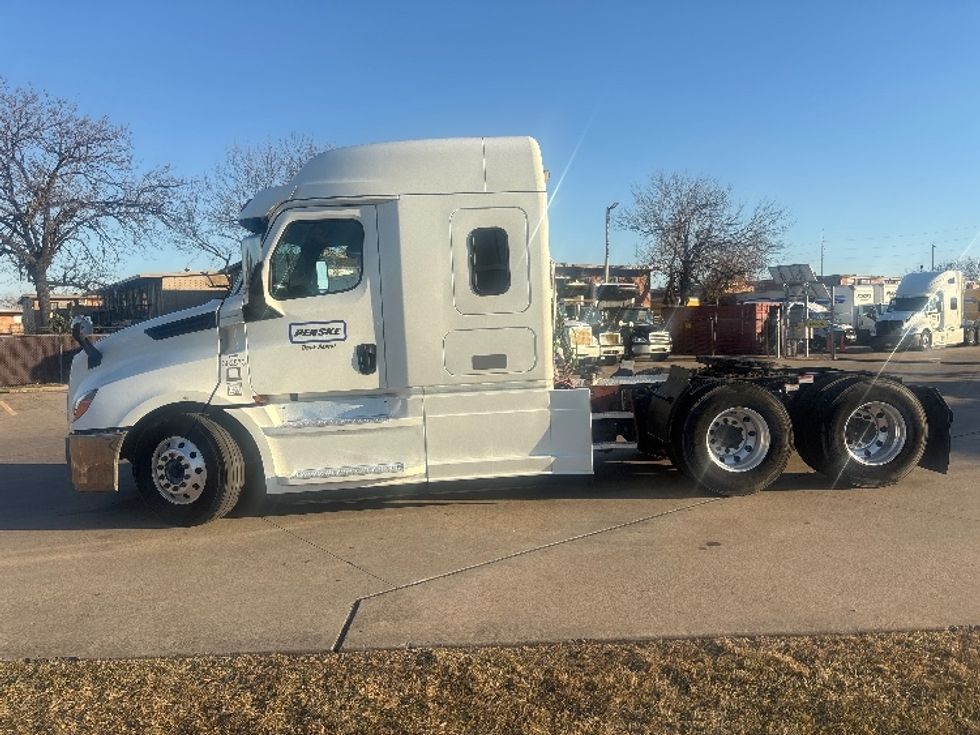 Sleeper Tractor-Heavy Duty Tractors-Freightliner-2020-T12664ST-Houston-TX-284,493\n\t\tmiles-$ 68,500 - Image 4