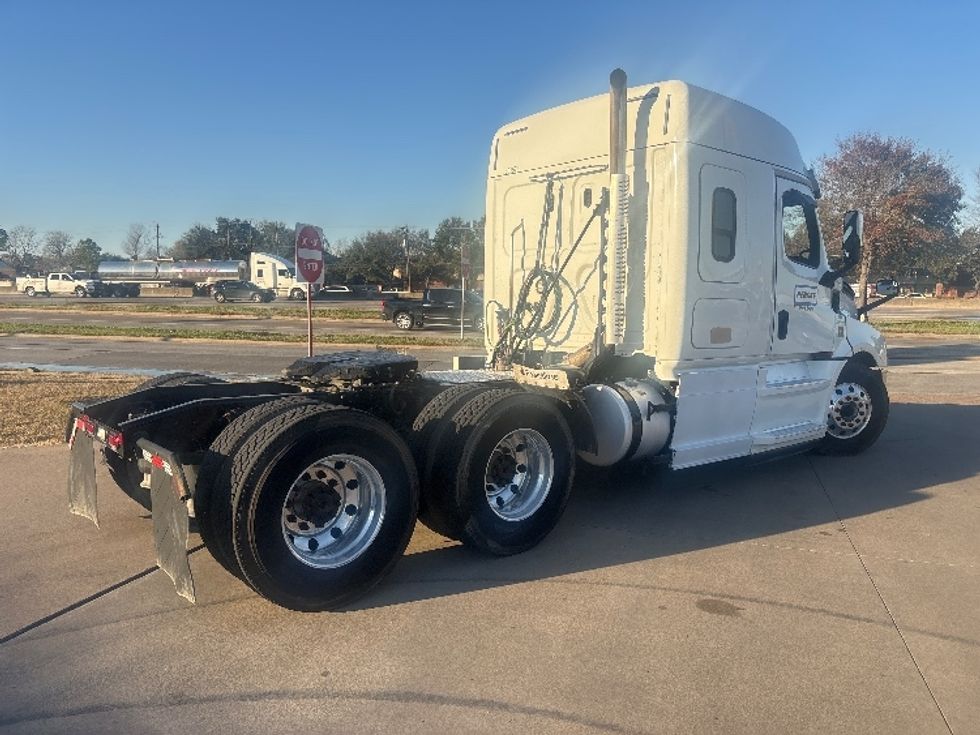 Sleeper Tractor-Heavy Duty Tractors-Freightliner-2020-T12664ST-Houston-TX-284,493\n\t\tmiles-$ 68,500 - Image 7