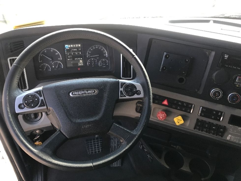 Sleeper Tractor-Heavy Duty Tractors-Freightliner-2020-T12664ST-Houston-TX-292,265\n\t\tmiles-$ 79,500 - Image 11