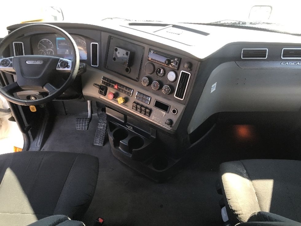 Sleeper Tractor-Heavy Duty Tractors-Freightliner-2020-T12664ST-Houston-TX-292,265\n\t\tmiles-$ 79,500 - Image 12