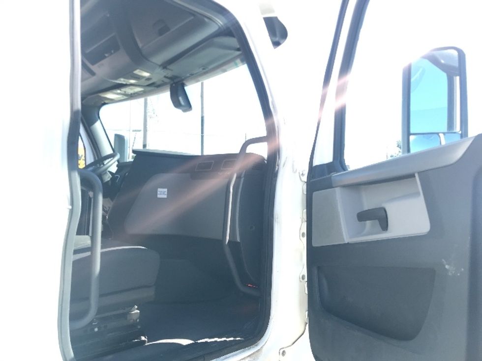 Sleeper Tractor-Heavy Duty Tractors-Freightliner-2020-T12664ST-Houston-TX-292,265\n\t\tmiles-$ 79,500 - Image 13