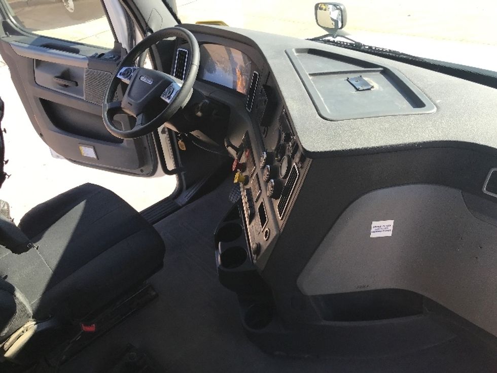 Sleeper Tractor-Heavy Duty Tractors-Freightliner-2020-T12664ST-Houston-TX-292,265\n\t\tmiles-$ 79,500 - Image 15