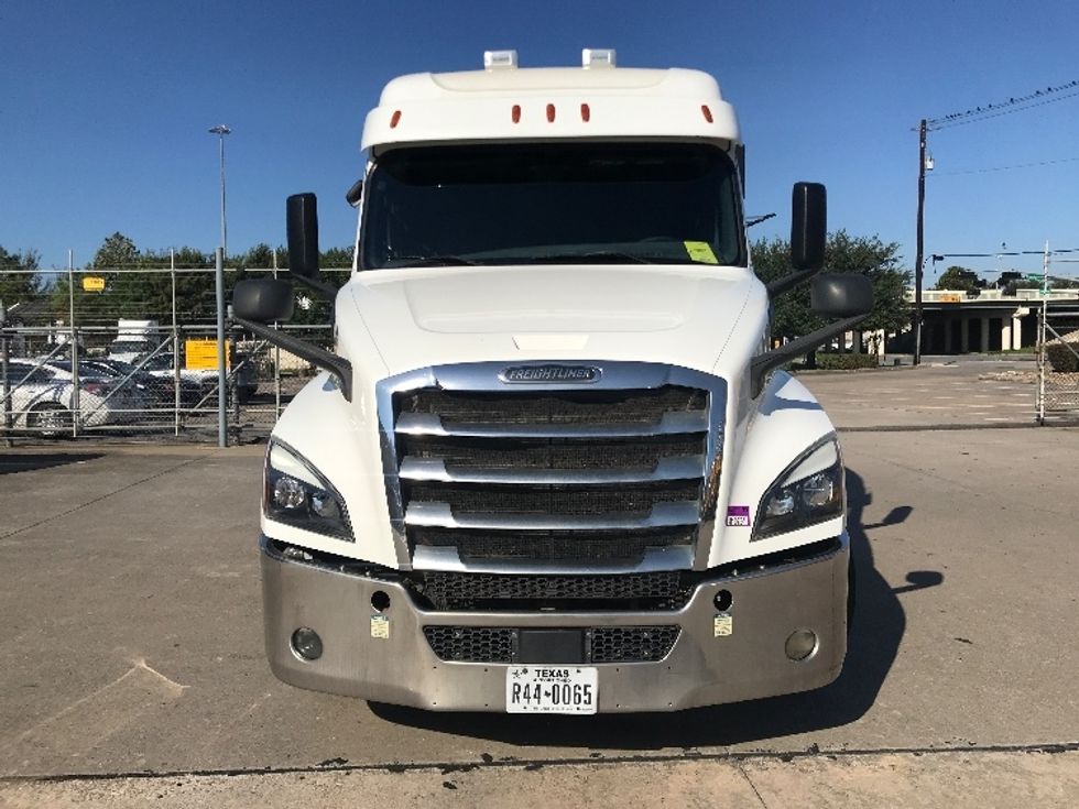 2020 Freightliner Cascadia 126" Sleeper Cab photo 2