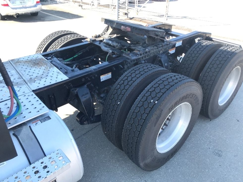 Sleeper Tractor-Heavy Duty Tractors-Freightliner-2020-T12664ST-Houston-TX-292,265\n\t\tmiles-$ 79,500 - Image 22