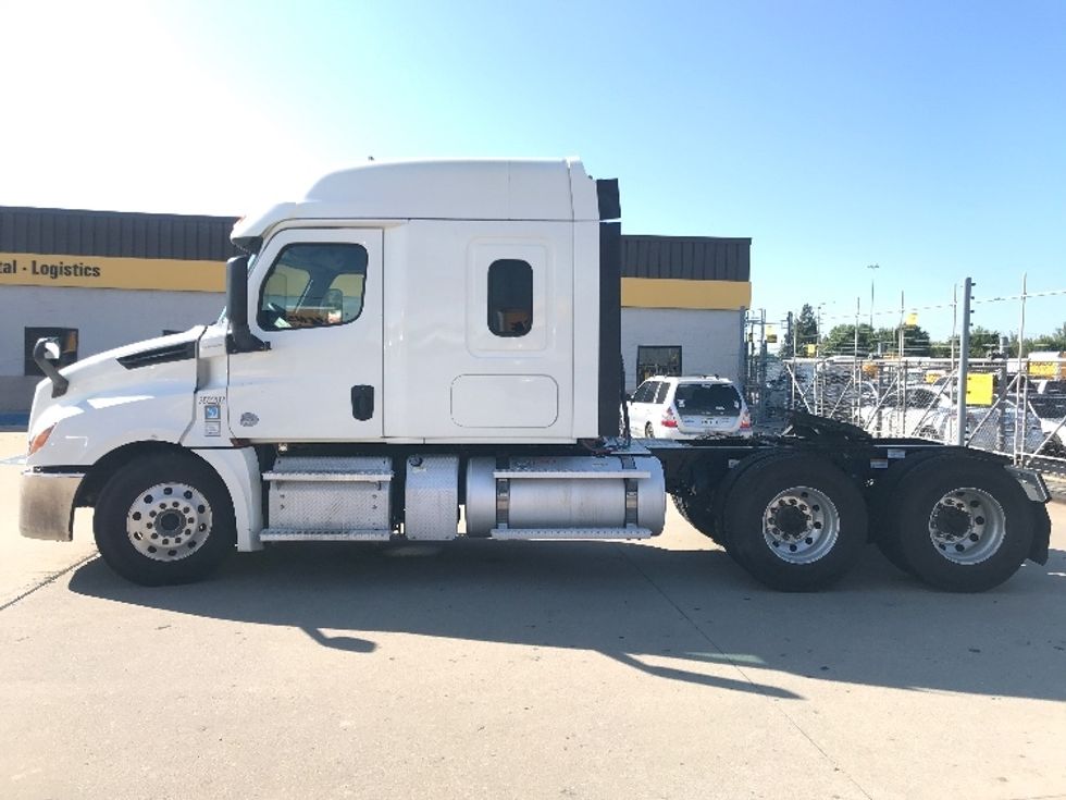 2020 Freightliner Cascadia 126" Sleeper Cab photo 4
