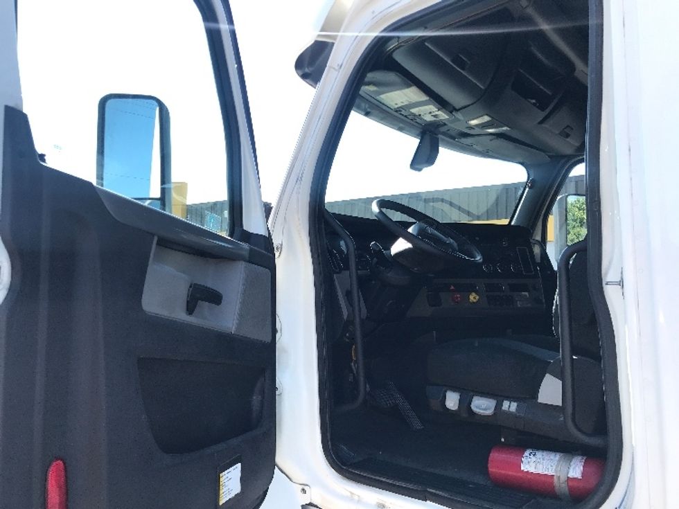 Sleeper Tractor-Heavy Duty Tractors-Freightliner-2020-T12664ST-Houston-TX-292,265\n\t\tmiles-$ 79,500 - Image 9