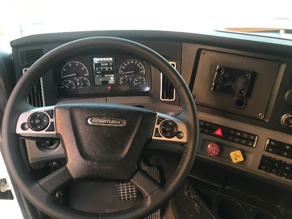 Sleeper Tractor-Heavy Duty Tractors-Freightliner-2020-T12664ST-Houston-TX-352,120\n\t\tmiles-$ 75,250 - Image 11