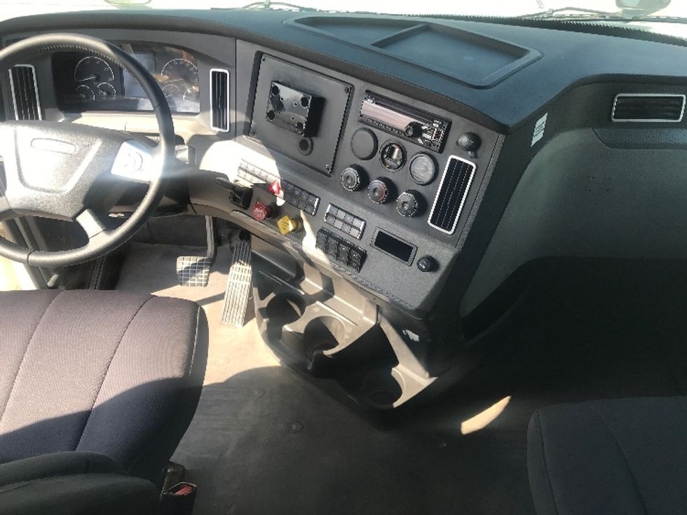 Sleeper Tractor-Heavy Duty Tractors-Freightliner-2020-T12664ST-Houston-TX-352,120\n\t\tmiles-$ 75,250 - Image 12