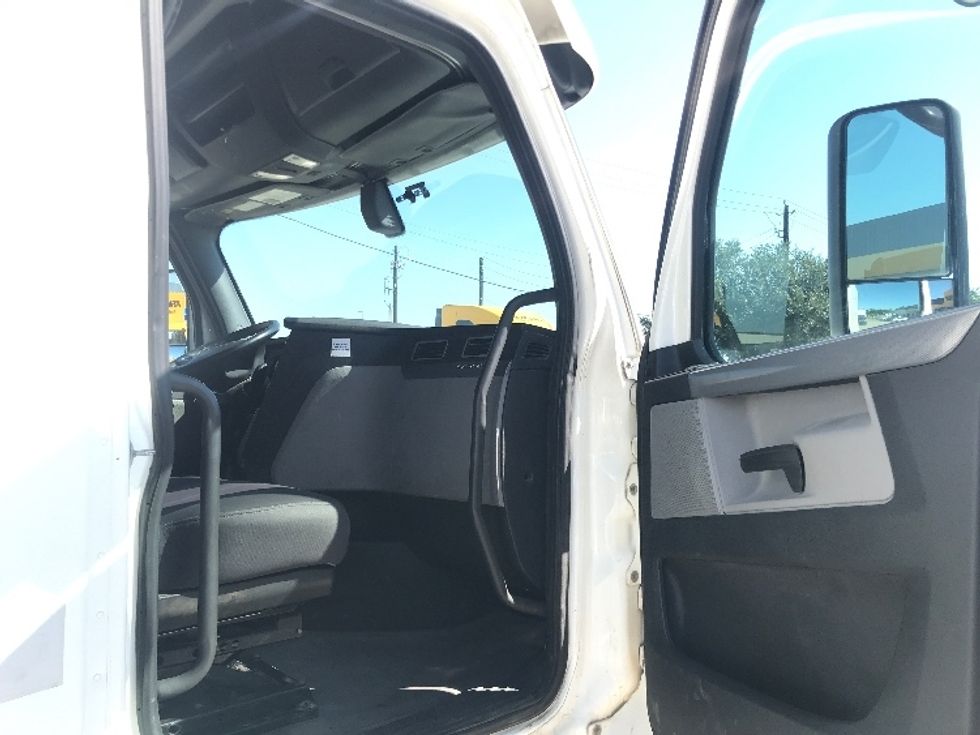 Sleeper Tractor-Heavy Duty Tractors-Freightliner-2020-T12664ST-Houston-TX-352,120\n\t\tmiles-$ 75,250 - Image 13