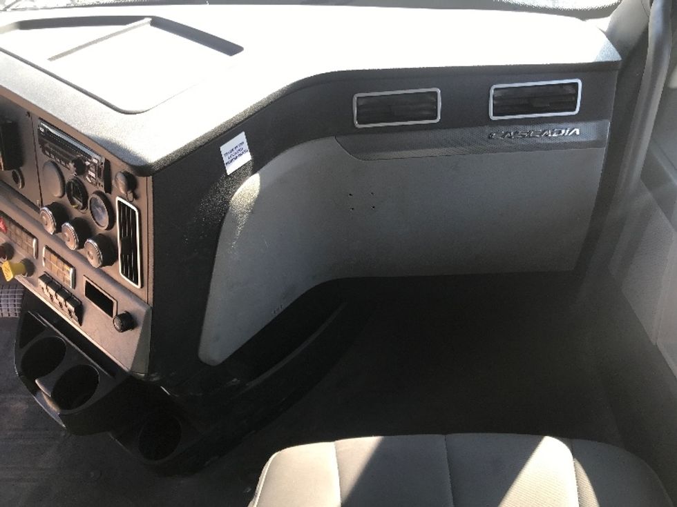 Sleeper Tractor-Heavy Duty Tractors-Freightliner-2020-T12664ST-Houston-TX-352,120\n\t\tmiles-$ 75,250 - Image 14