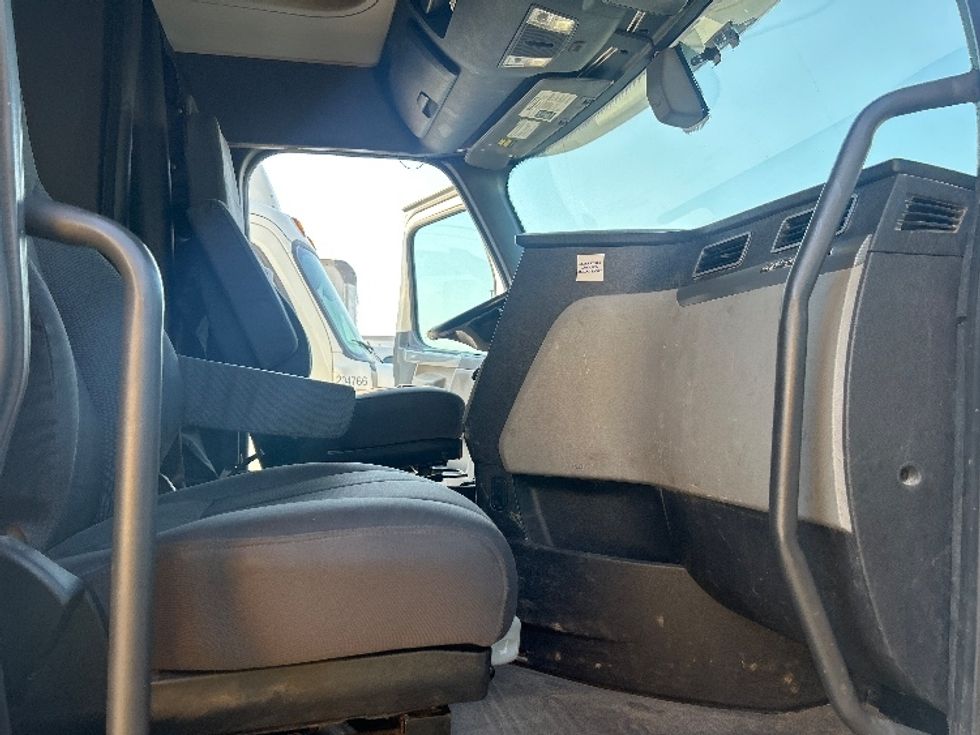 Sleeper Tractor-Heavy Duty Tractors-Freightliner-2020-T12664ST-Houston-TX-352,120\n\t\tmiles-$ 75,250 - Image 15