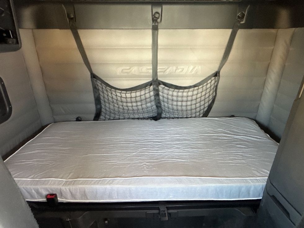 Sleeper Tractor-Heavy Duty Tractors-Freightliner-2020-T12664ST-Houston-TX-352,120\n\t\tmiles-$ 75,250 - Image 16