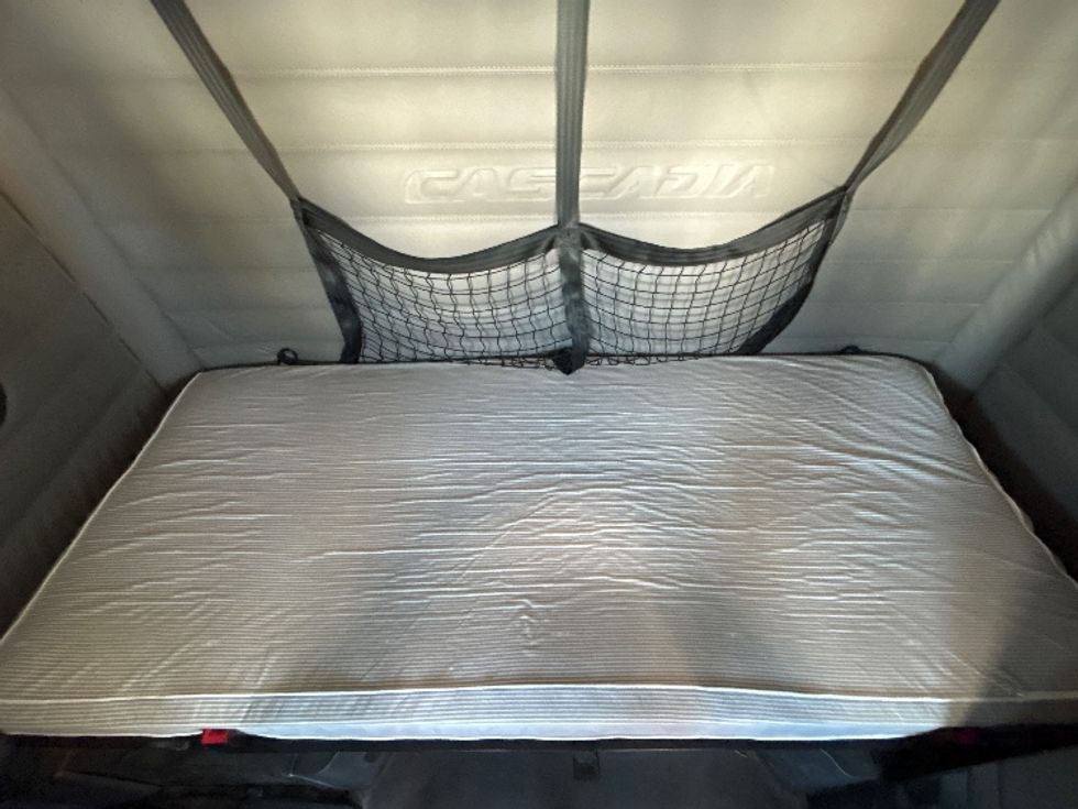 Sleeper Tractor-Heavy Duty Tractors-Freightliner-2020-T12664ST-Houston-TX-352,120\n\t\tmiles-$ 75,250 - Image 17