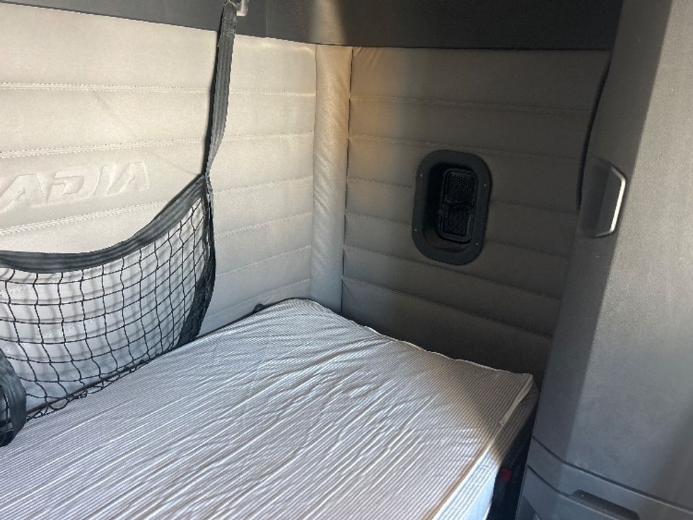 Sleeper Tractor-Heavy Duty Tractors-Freightliner-2020-T12664ST-Houston-TX-352,120\n\t\tmiles-$ 75,250 - Image 18