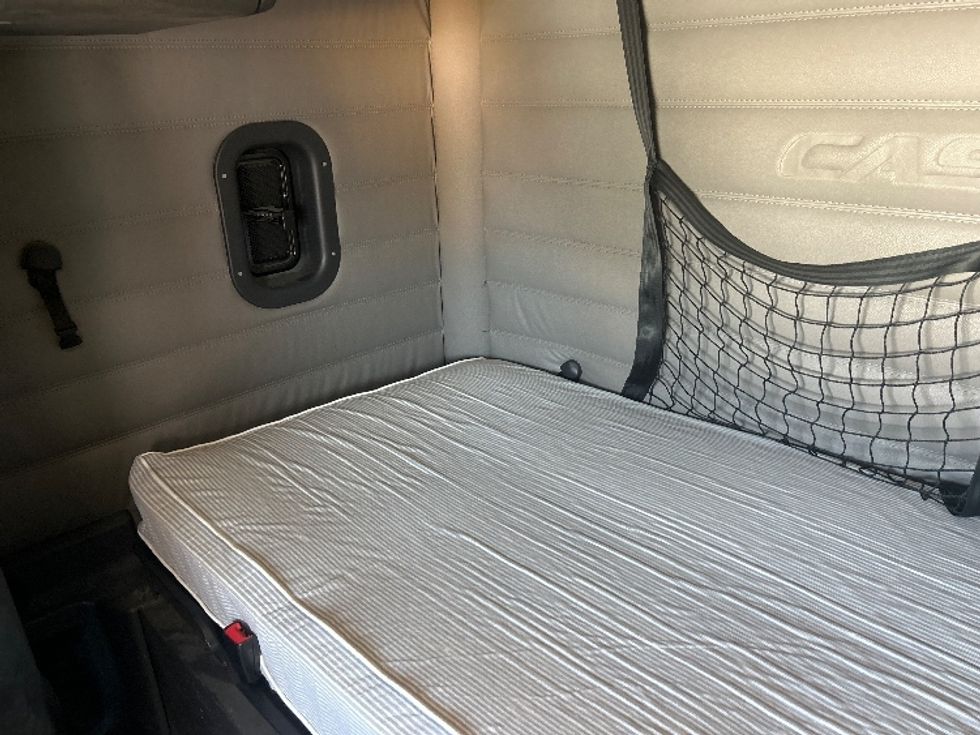 Sleeper Tractor-Heavy Duty Tractors-Freightliner-2020-T12664ST-Houston-TX-352,120\n\t\tmiles-$ 75,250 - Image 19