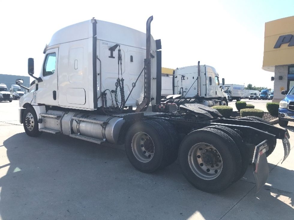 Sleeper Tractor-Heavy Duty Tractors-Freightliner-2020-T12664ST-Houston-TX-352,120\n\t\tmiles-$ 75,250 - Image 5