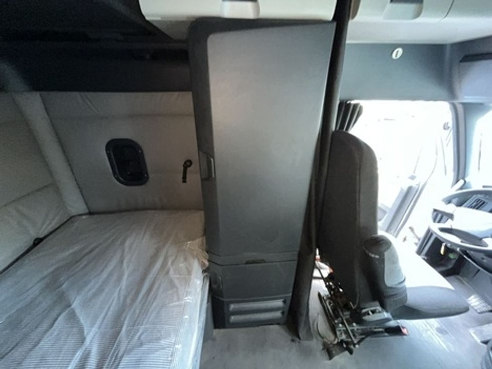 Sleeper Tractor-Heavy Duty Tractors-Freightliner-2020-T12664ST-Houston-TX-499,859\n\t\tmiles-$ 62,750 - Image 12