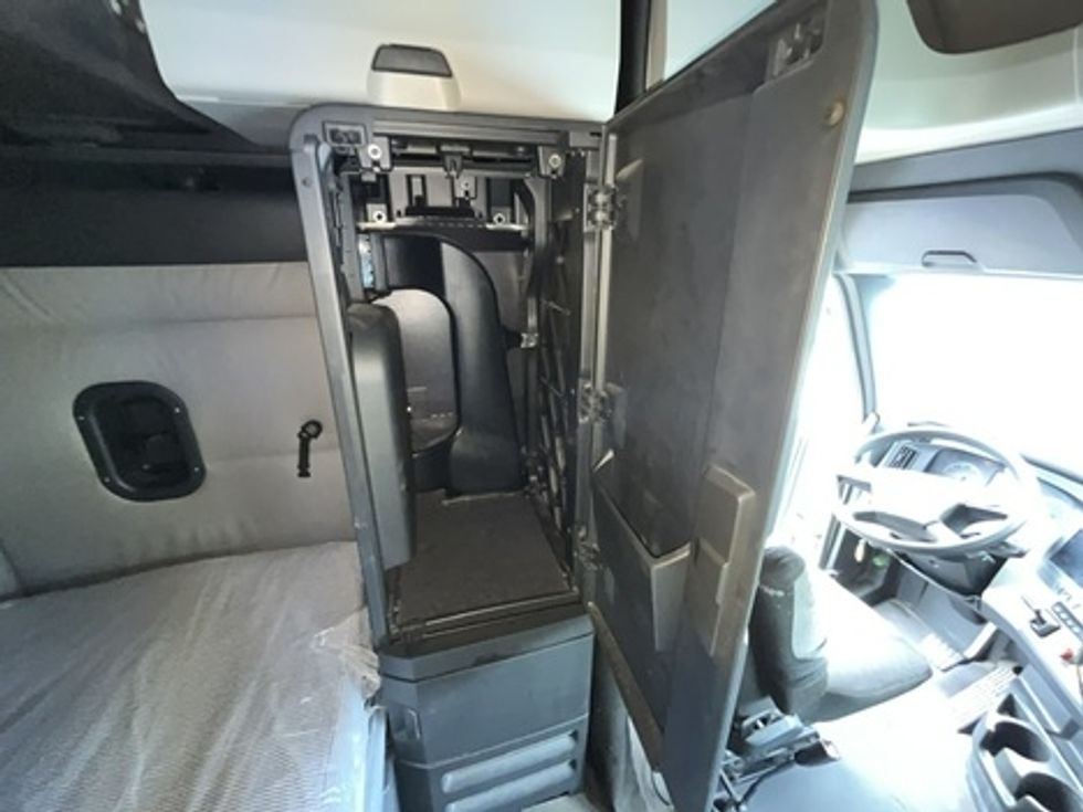 Sleeper Tractor-Heavy Duty Tractors-Freightliner-2020-T12664ST-Houston-TX-499,859\n\t\tmiles-$ 62,750 - Image 13