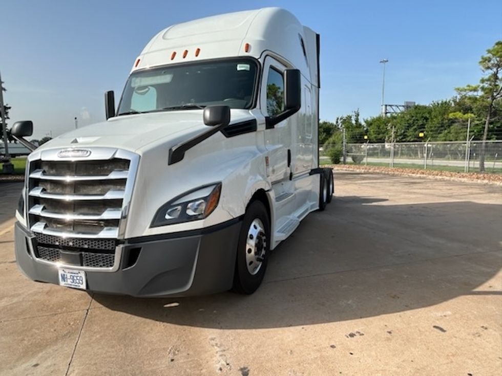 Sleeper Tractor-Heavy Duty Tractors-Freightliner-2020-T12664ST-Houston-TX-499,859\n\t\tmiles-$ 62,750 - Image 2