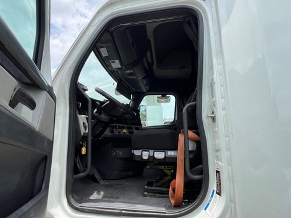 Sleeper Tractor-Heavy Duty Tractors-Freightliner-2020-T12664ST-Houston-TX-499,859\n\t\tmiles-$ 62,750 - Image 7