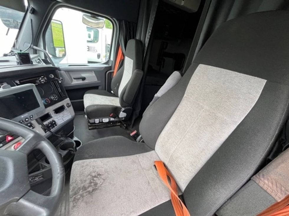 Sleeper Tractor-Heavy Duty Tractors-Freightliner-2020-T12664ST-Houston-TX-499,859\n\t\tmiles-$ 62,750 - Image 9