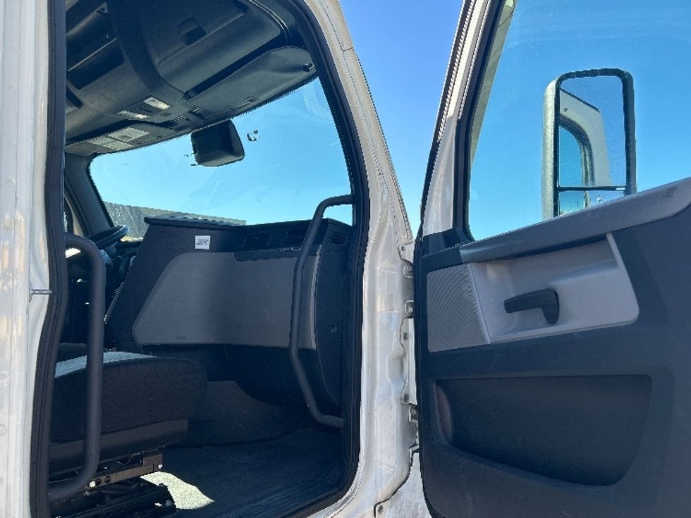 Sleeper Tractor-Heavy Duty Tractors-Freightliner-2020-T12664ST-Houston-TX-524,726\n\t\tmiles-$ 58,000 - Image 13