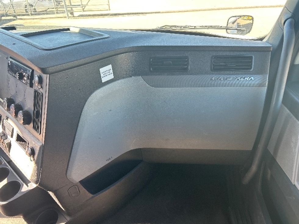 Sleeper Tractor-Heavy Duty Tractors-Freightliner-2020-T12664ST-Houston-TX-524,726\n\t\tmiles-$ 58,000 - Image 14