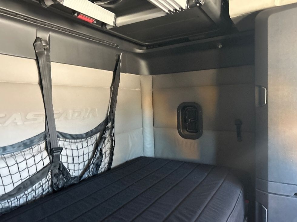 Sleeper Tractor-Heavy Duty Tractors-Freightliner-2020-T12664ST-Houston-TX-524,726\n\t\tmiles-$ 58,000 - Image 18