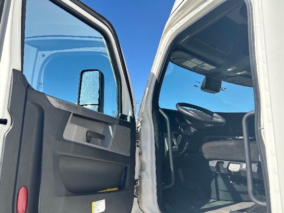 Sleeper Tractor-Heavy Duty Tractors-Freightliner-2020-T12664ST-Houston-TX-524,726\n\t\tmiles-$ 58,000 - Image 9