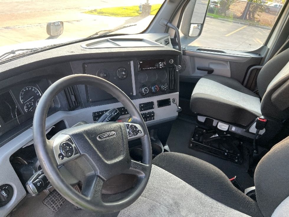 Sleeper Tractor-Heavy Duty Tractors-Freightliner-2020-T12664ST-Houston-TX-531,163\n\t\tmiles-$ 61,750 - Image 10
