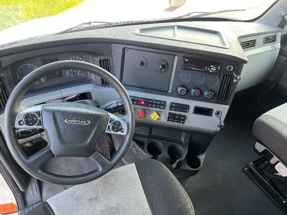 Sleeper Tractor-Heavy Duty Tractors-Freightliner-2020-T12664ST-Houston-TX-531,163\n\t\tmiles-$ 61,750 - Image 11