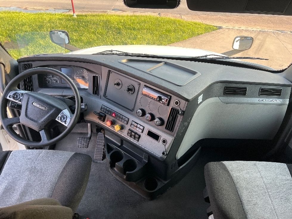 Sleeper Tractor-Heavy Duty Tractors-Freightliner-2020-T12664ST-Houston-TX-531,163\n\t\tmiles-$ 61,750 - Image 12