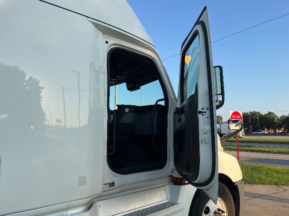 Sleeper Tractor-Heavy Duty Tractors-Freightliner-2020-T12664ST-Houston-TX-531,163\n\t\tmiles-$ 61,750 - Image 13