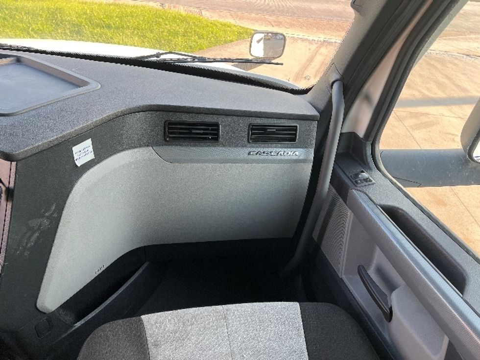 Sleeper Tractor-Heavy Duty Tractors-Freightliner-2020-T12664ST-Houston-TX-531,163\n\t\tmiles-$ 61,750 - Image 14