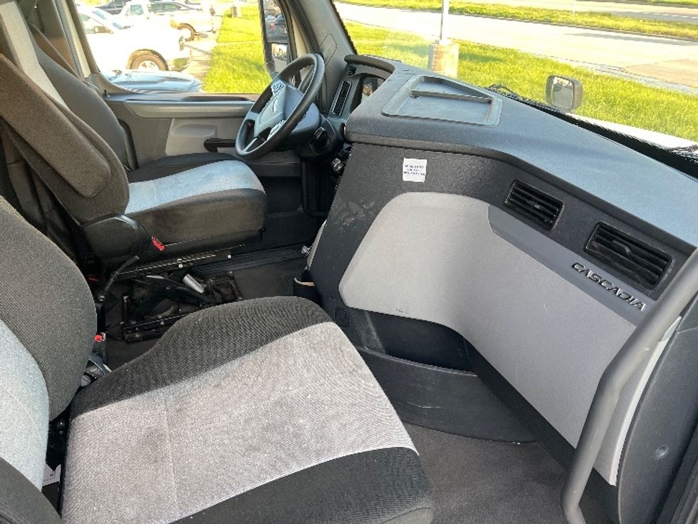 Sleeper Tractor-Heavy Duty Tractors-Freightliner-2020-T12664ST-Houston-TX-531,163\n\t\tmiles-$ 61,750 - Image 15