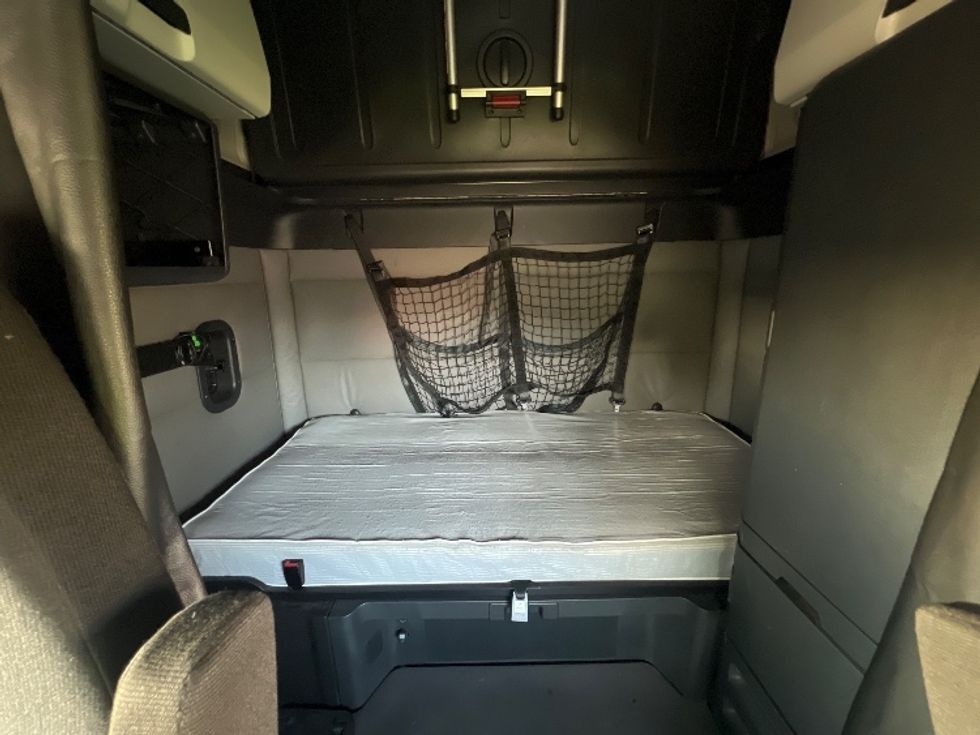 Sleeper Tractor-Heavy Duty Tractors-Freightliner-2020-T12664ST-Houston-TX-531,163\n\t\tmiles-$ 61,750 - Image 16