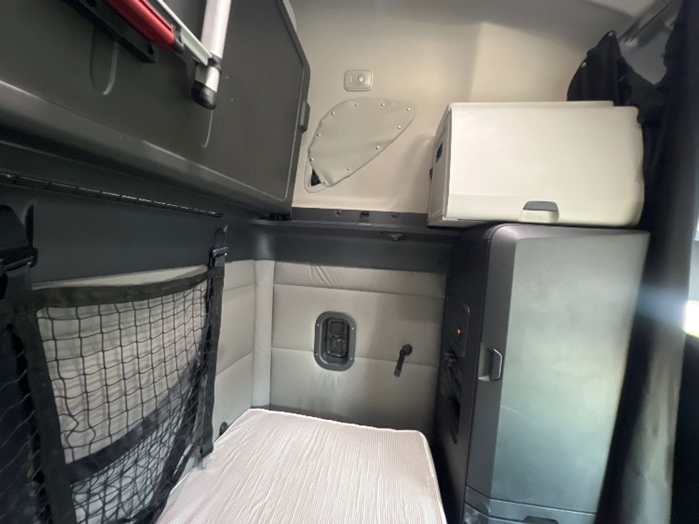 Sleeper Tractor-Heavy Duty Tractors-Freightliner-2020-T12664ST-Houston-TX-531,163\n\t\tmiles-$ 61,750 - Image 18