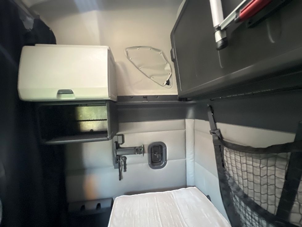 Sleeper Tractor-Heavy Duty Tractors-Freightliner-2020-T12664ST-Houston-TX-531,163\n\t\tmiles-$ 61,750 - Image 19